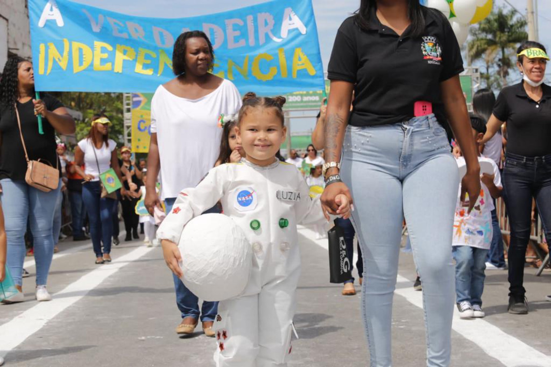 A pequena Luzia desfilou pela Escola Municipal Enfermeira Anésia Pinto do Nascimento caracterizada de astronauta - Rafael Barreto / PMBR