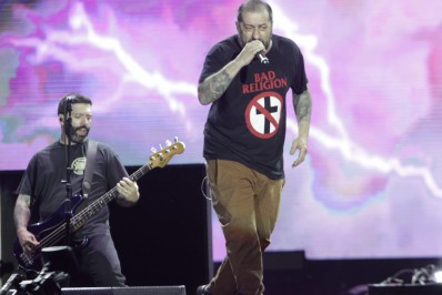CPM 22 traz clima de nostalgia e discurso contra armas em show no Palco Mundo