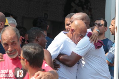 'O vagabundo dessa vez é o policial', diz amigo em enterro de mecânico morto pelas costas por PM 