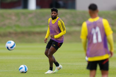 Dorival teria pedido para diretoria do Flamengo intensificar tratativas para renovar com Rodinei