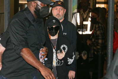 Avril Lavigne desembarca em aeroporto do Rio