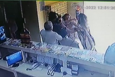 Vídeo: Morador cospe e agride síndica de prédio em São Gonçalo 