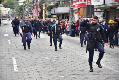 Desfile Cívico-Militar comemorou os 200 anos da Independência do Brasil em Nova Friburgo