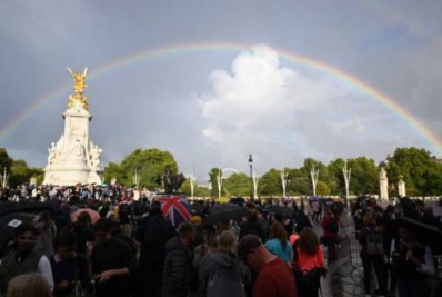 Após morte de Rainha Elizabeth II, centenas de pessoas se reúnem em frente ao Palácio de Buckingham
