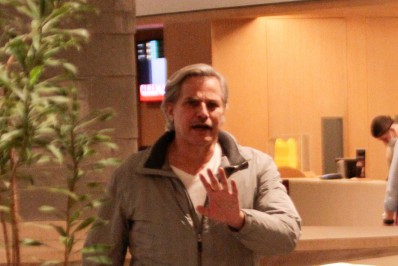 Edson Celulari e a mulher vão ao cinema em shopping na Barra da Tijuca