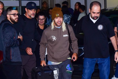 Fall Out Boy desembarca em aeroporto do Rio; veja as fotos