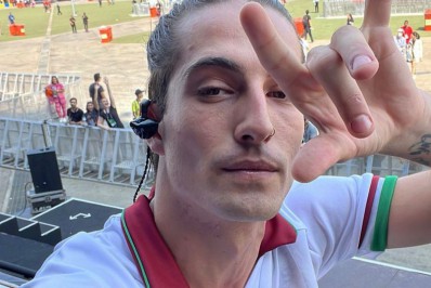 Vocalista de banda que se apresentará no Rock in Rio veste a camisa do Fluminense