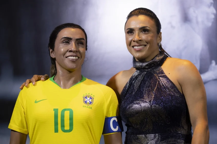 Marta é homenageada pela CBF e recebe estátua no museu da seleção brasileira