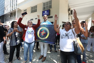 De olho nos mais de 300 mil votos da enfermagem 