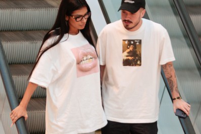 Com blusa largona, Pocah passeia no shopping com o noivo 