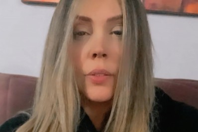 Simony fala sobre perda de cabelos durante tratamento contra câncer: 'Triste ver caindo'