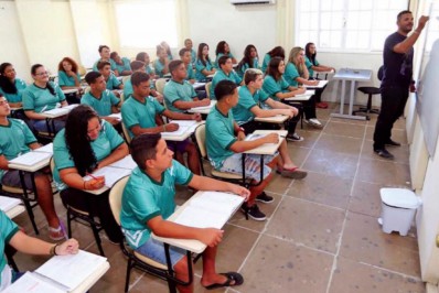 Currículo direcionado e escuta de alunos são saídas para o ensino médio, afirmam especialistas