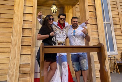 Assim como Viih Tube e Eliezer, dezenas de casais recebem a bênção de Elvis Presley na capela do Rock in Rio