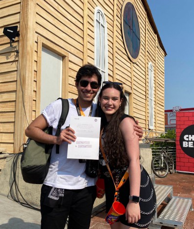 Casal de namorados, Lara Gago, de 22 anos, e Patrick Nailan, de 23 anos, recebem bênção de Elvis Presley no Rock in Rio 22 - Arquivo pessoal/ Agência O Dia