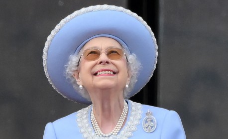  In this file photo taken on June 02, 2022 Britain's Queen Elizabeth II stands on the Balcony of Buckingham Palace bas the troops march past during the Queen's Birthday Parade, the Trooping the Colour, as part of Queen Elizabeth II's platinum jubilee celebrations, in London on June 2, 2022. Queen Elizabeth II, the longest-serving monarch in British history and an icon instantly recognisable to billions of people around the world, has died aged 96, Buckingham Palace said on September 8, 2022. - AFP