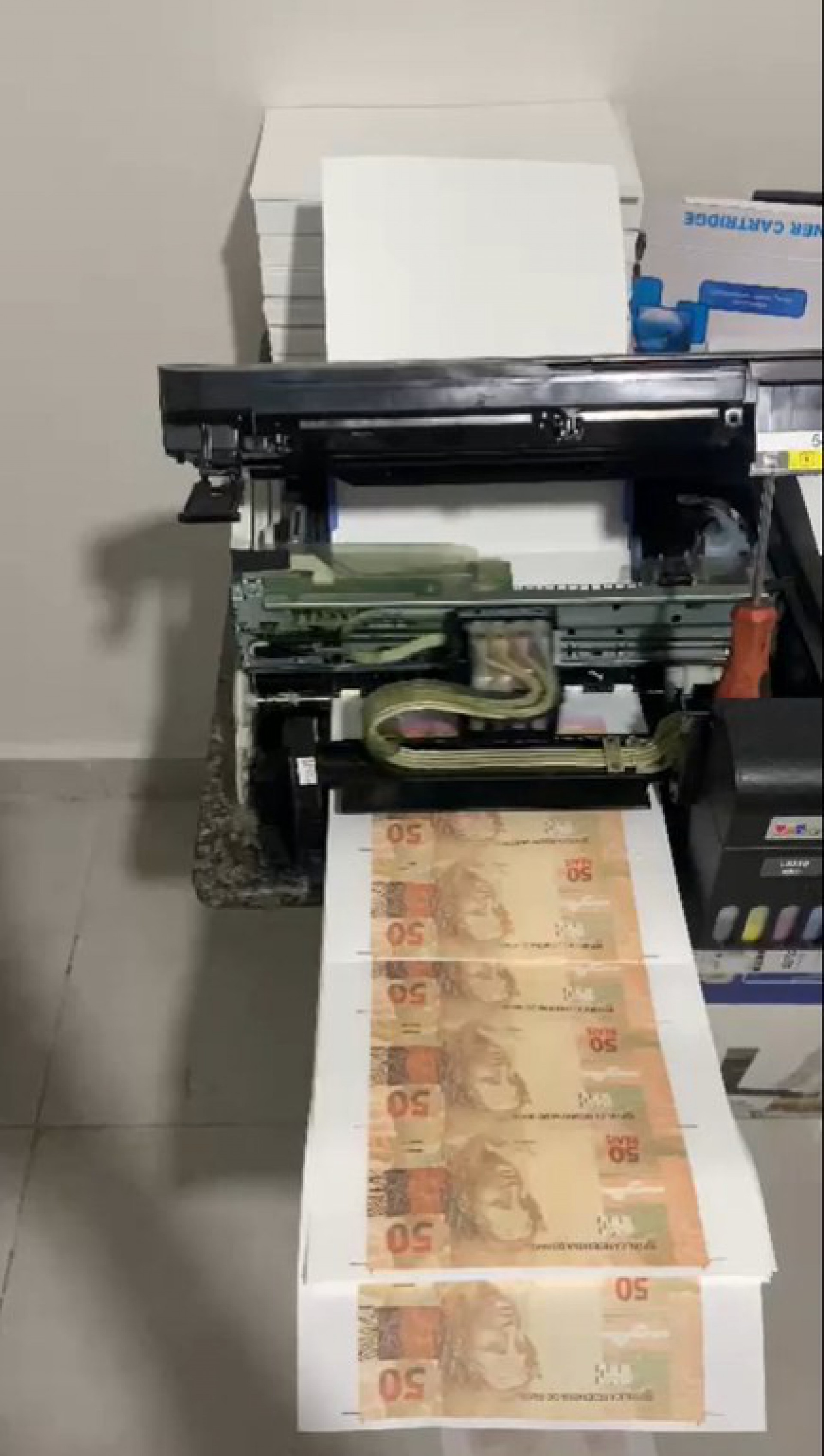 Suspeito pode responder pelos crimes de recepta&ccedil;&atilde;o e fabrica&ccedil;&atilde;o de c&eacute;dula falsas