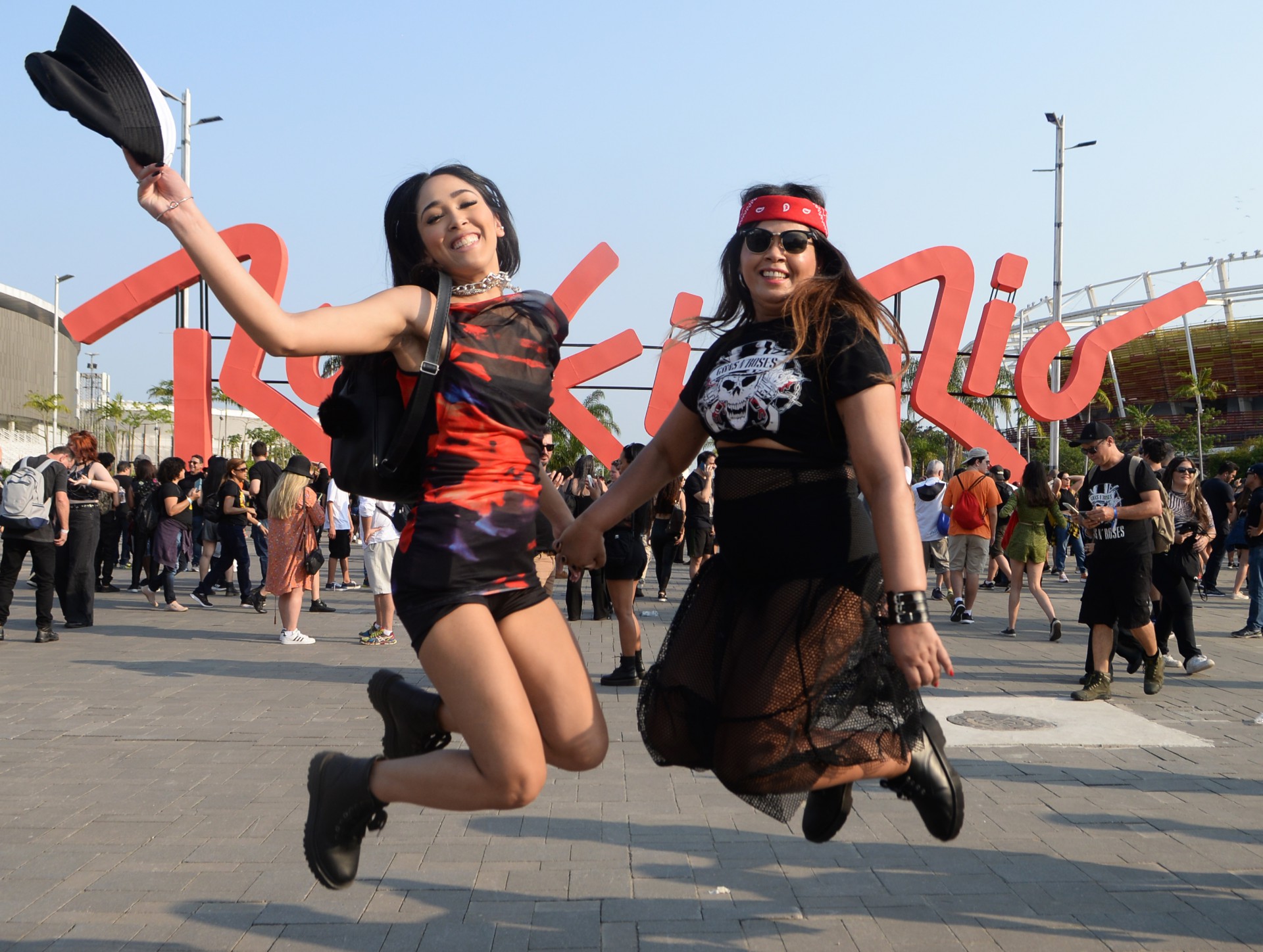 Renis Menezes Sobral trouxe a filha, Gyovana Menezes, de 20 anos, para o show do Guns N' Roses, nesta quinta-feira (8) - Sandro Vox/ Agência O Dia