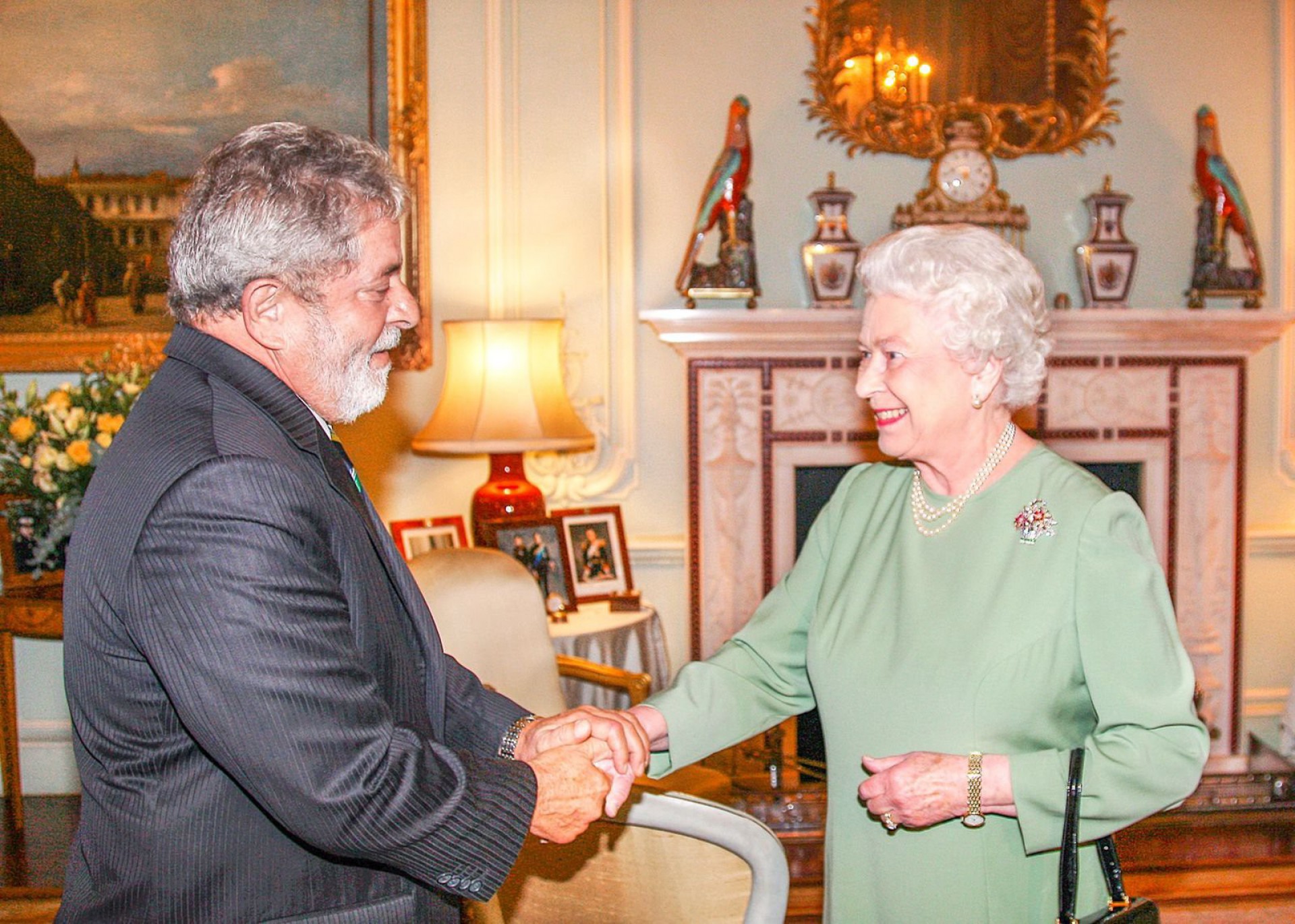 Ex-presidente Lula e rainha Elizabeth em visita de Estado que fez ao governo britânico em 2006 - Reprodução/Twitter/LulaOficial