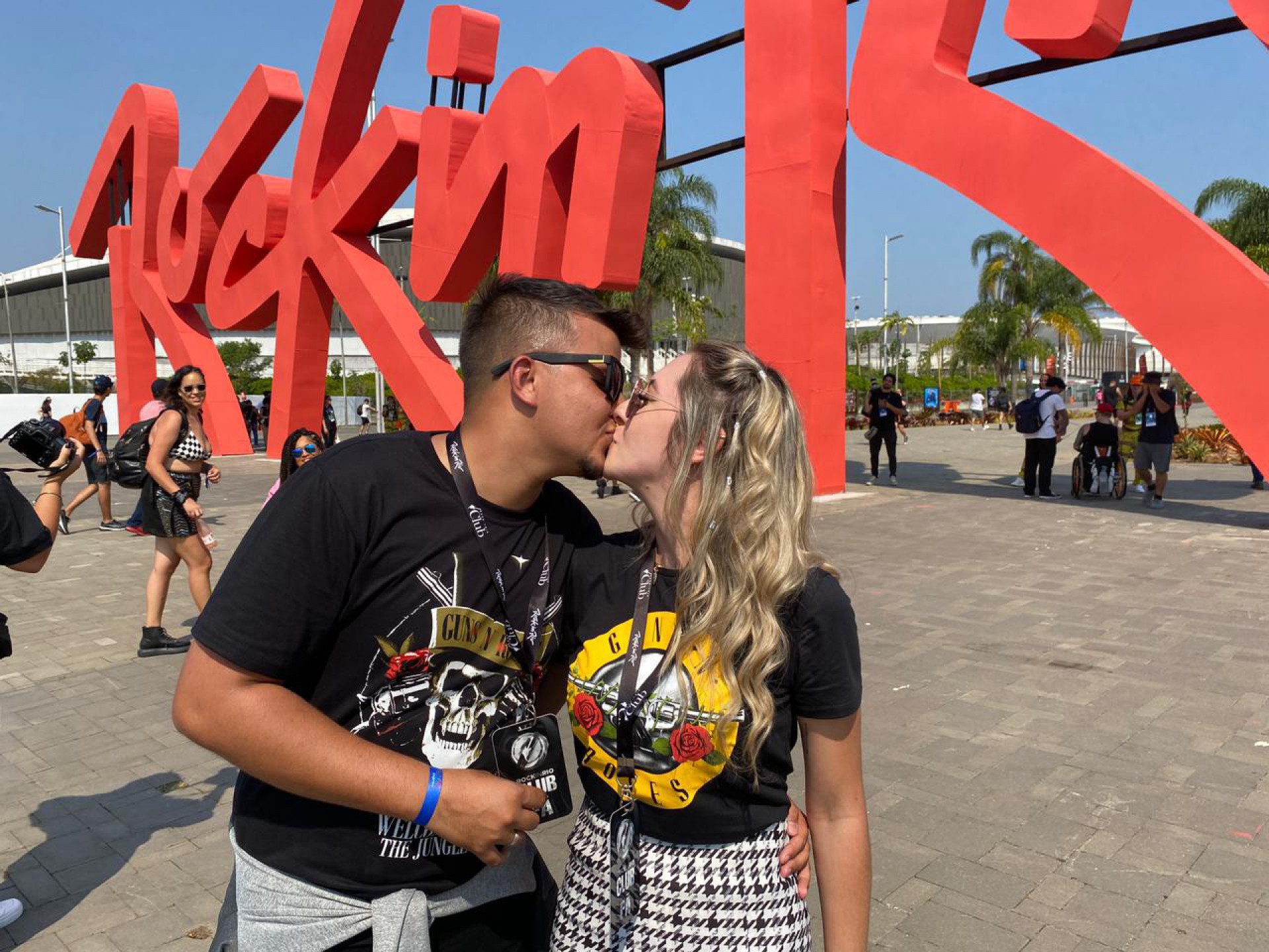 Cristian e Maria Vitória chegaram cedo para assistir Guns N' Roses no Rock in Rio - Arquivo pessoal / Agência O Dia