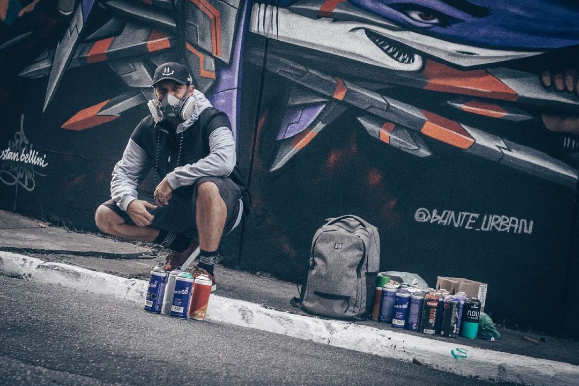 O artista Dante Urban retrataa tem&aacute;tica em torno do meio ambiente e sustentabilidade, apresentado atrav&eacute;s de figuras humanas, caricaturas e/ou animais, com toques geom&eacute;tricos e tra&ccedil;os fortemente demarcados - Divulga&ccedil;&atilde;o