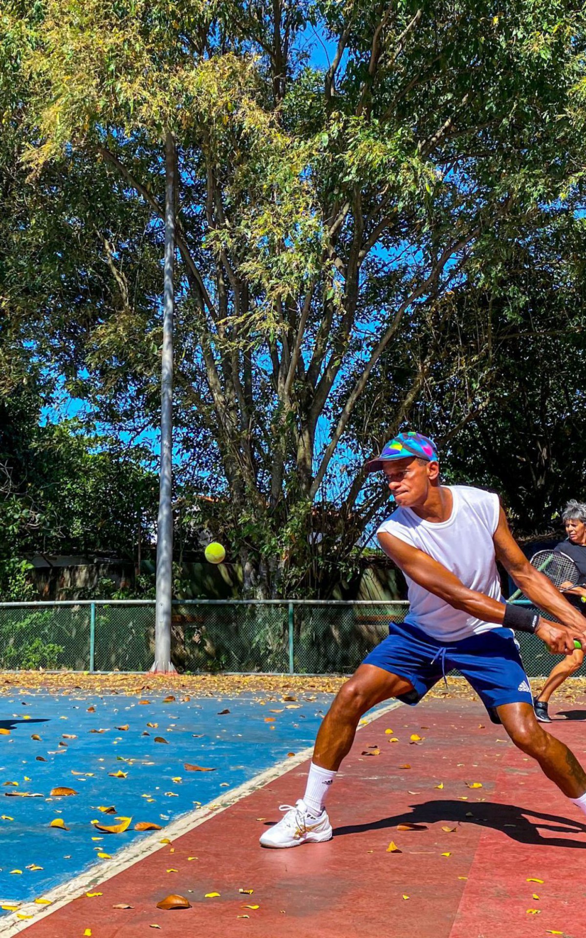 Jovem pratica tênis no Centro Esportivo Miécimo da Silva, em Campo Grande - Divulgação
