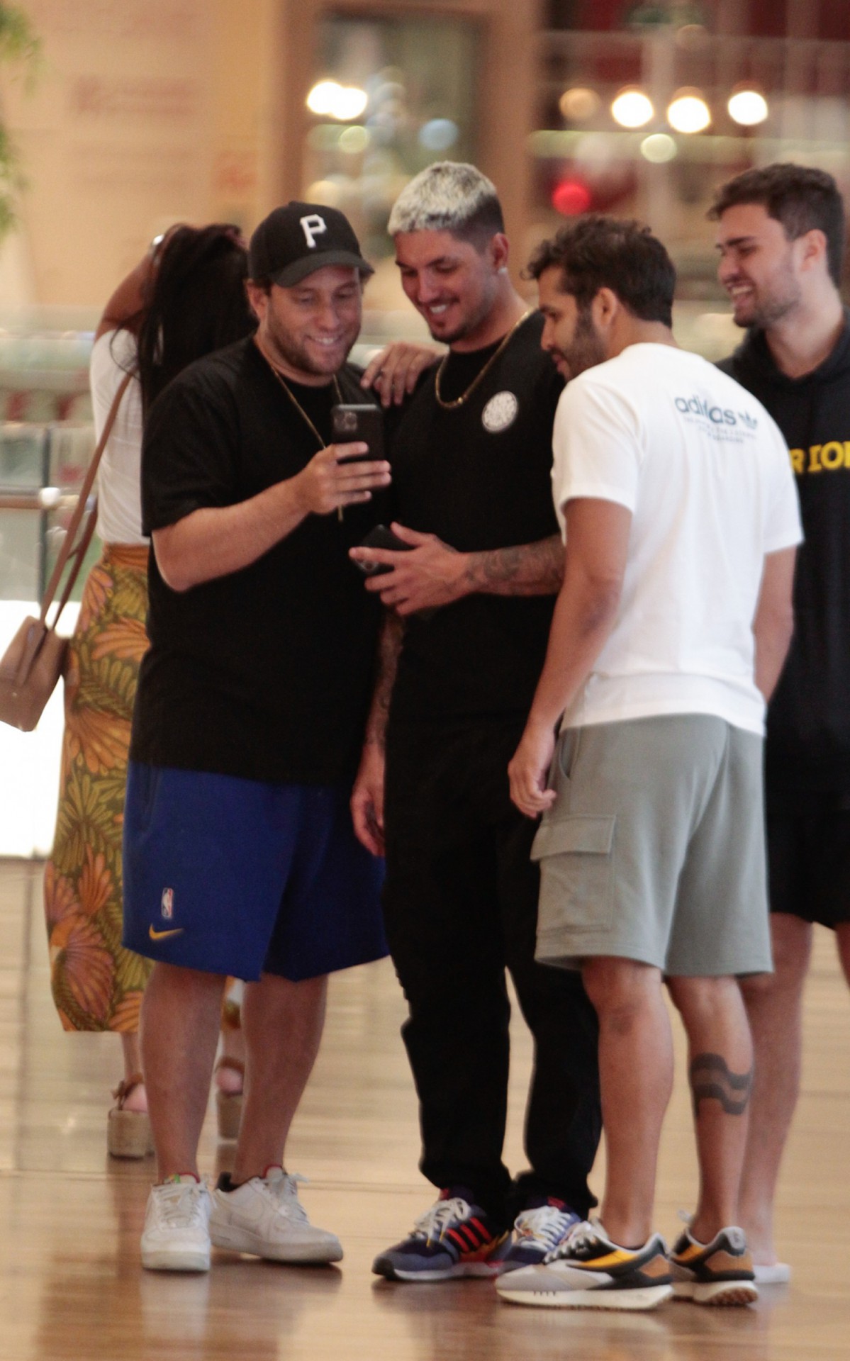 Gabriel Medina &eacute; clicado em shopping da Zona Oeste do Rio