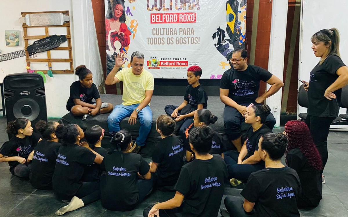 O secret&aacute;rio Bruno Nunes (&agrave; esquerda) e o professor Wesley conversaram com as bailarinas antes da viagem