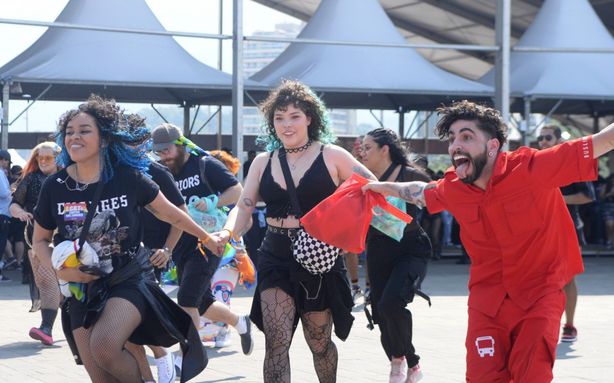 Público chega ao Rock In Rio, nesta sexta-feira (09), em baixo de sol forte.  - Sandro Vox/ Agência O Dia