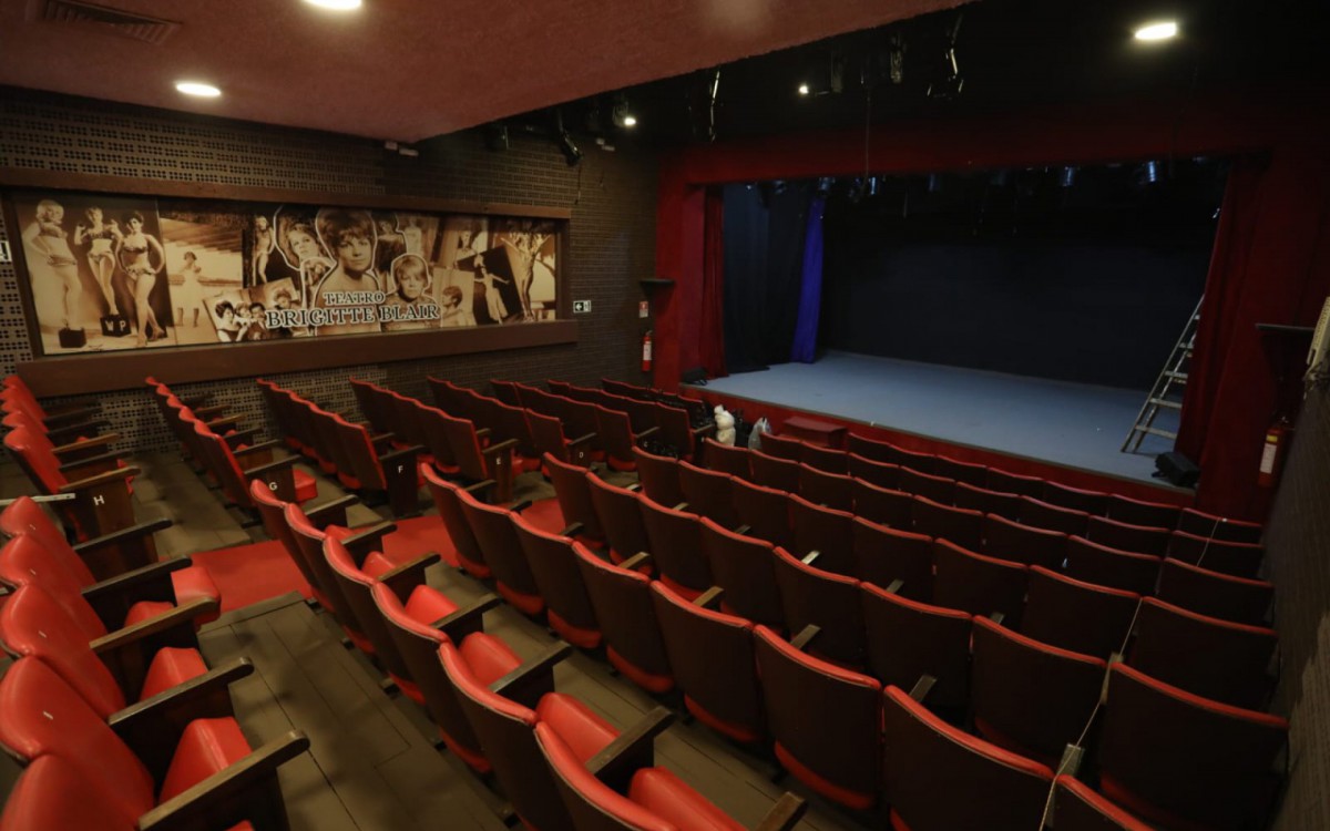 Com a capacidade para 176 pessoas, teatro volta a funcionar em Copacabana