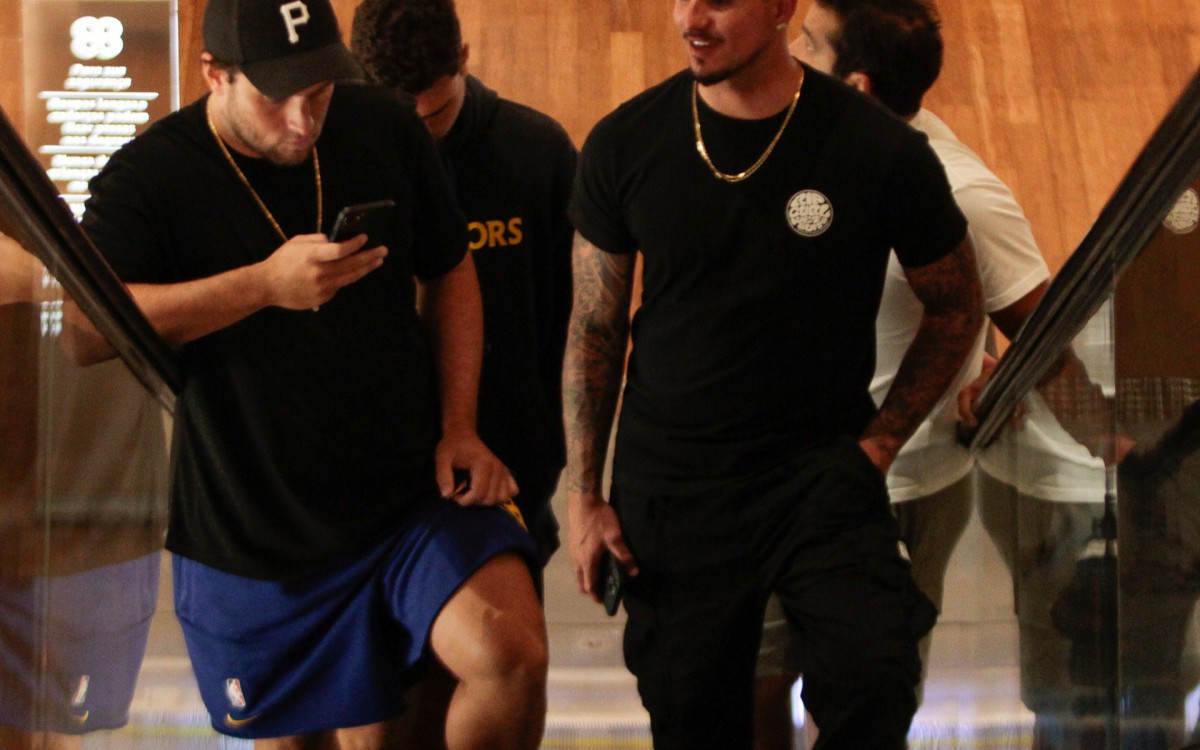 Gabriel Medina &eacute; clicado em shopping da Zona Oeste do Rio