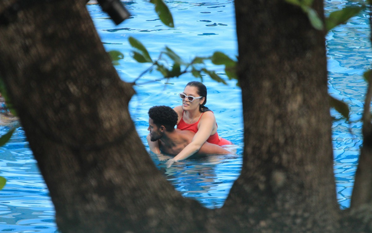 Jessie J e namorado s&atilde;o clicados em piscina de hotel