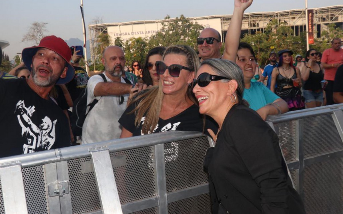 Gl&oacute;ria Pires posa com f&atilde; durante o show da filha, Cleo