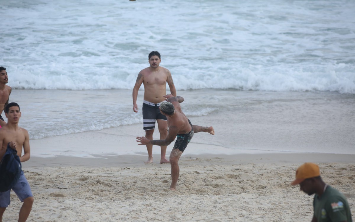 Gabriel Medina joga altinha com amigos na Praia de S&atilde;o Conrado, na Zona Sul do Rio, nesta sexta-feira