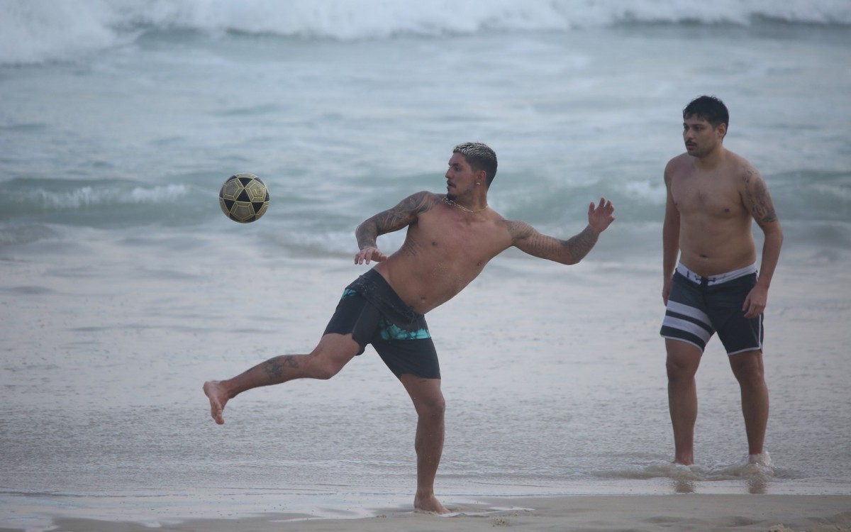 Gabriel Medina joga altinha com amigos na Praia de São Conrado, na Zona Sul do Rio, nesta sexta-feira - Delson Silva / Ag. News