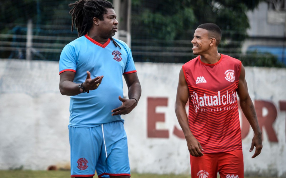 O t&Atilde;&copy;cnico Ney Barreto (azul) tenta a primeira vit&Atilde;&sup3;ria na S&Atilde;&copy;rie B1 do Carioc&Atilde;&pound;o
