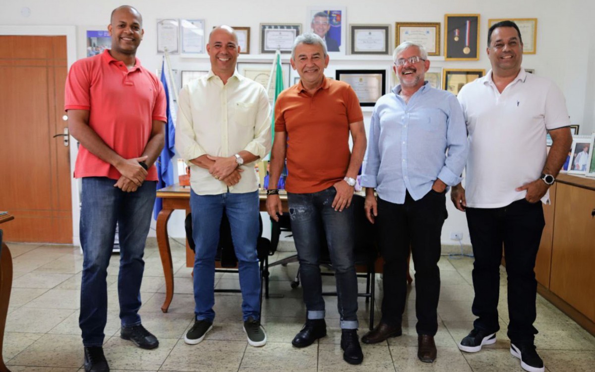 Secret&aacute;rio de Capta&ccedil;&atilde;o de Recursos, Leandro dos Santos, Valdecy da Sa&uacute;de, Dr. Jo&atilde;o, Secret&aacute;rio de Servi&ccedil;os P&uacute;blicos, Jo&atilde;ozinho, e gerente de obras da construtora, Andr&eacute; Lu&iacute;s de Almeida