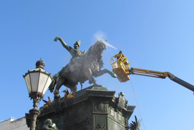 Estátua de Dom Pedro I na Praça Tiradentes ganha um trato