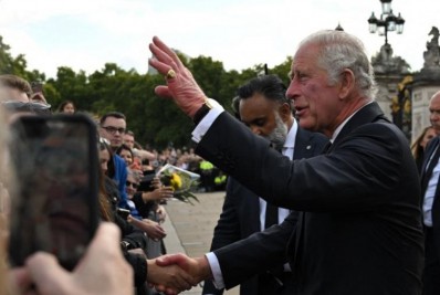 Charles III chega a Londres e recebe carinho dos britânicos
