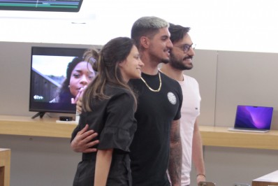 Pura simpatia! Gabriel Medina posa com fãs em shopping do Rio