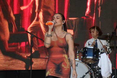 Cleo se apresenta no Palco Supernova e é tietada por Glória Pires