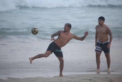 Que talento! Gabriel Medina joga altinha com amigos em praia do Rio