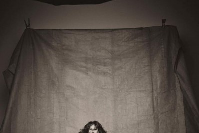 Claudia Raia posa nua em ensaio fotográfico 