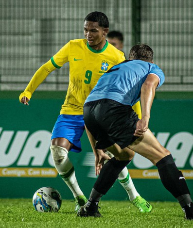 Eguinaldo jogando pela seleção sub-20 contra o Uruguai
