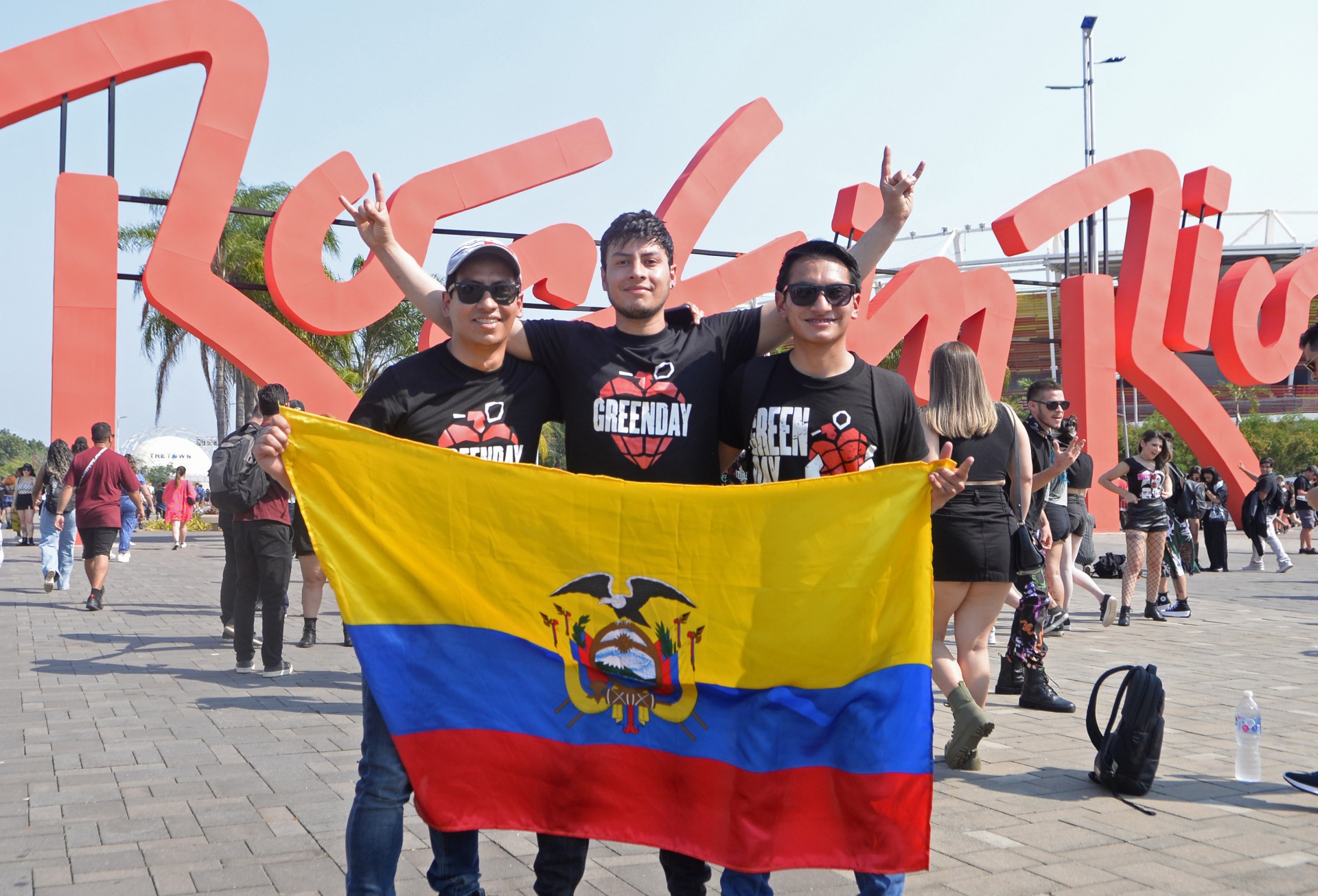 Público chega ao Rock In Rio, nesta sexta-feira (09), em baixo de sol forte.  - Sandro Vox/ Agência O Dia