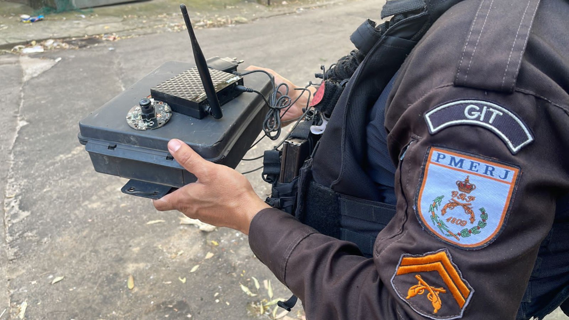 Câmera encontrada pelos policiais militares no Morro do Turano - Divulgação