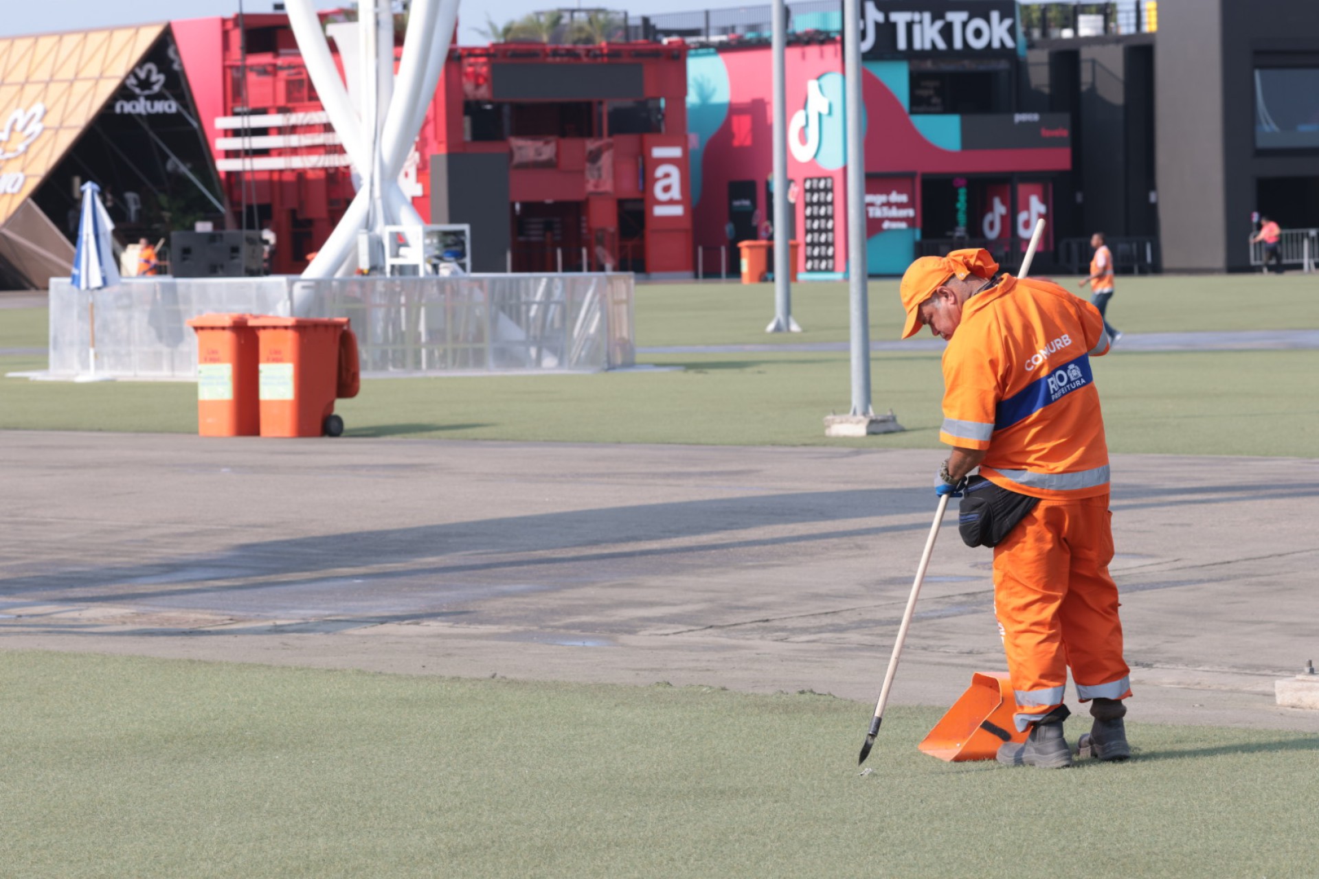 Equipes do Lixo Zero, com apoio da Guarda Municipal, realizam rondas em toda a parte externa da Cidade do Rock - @williamwerneckmota