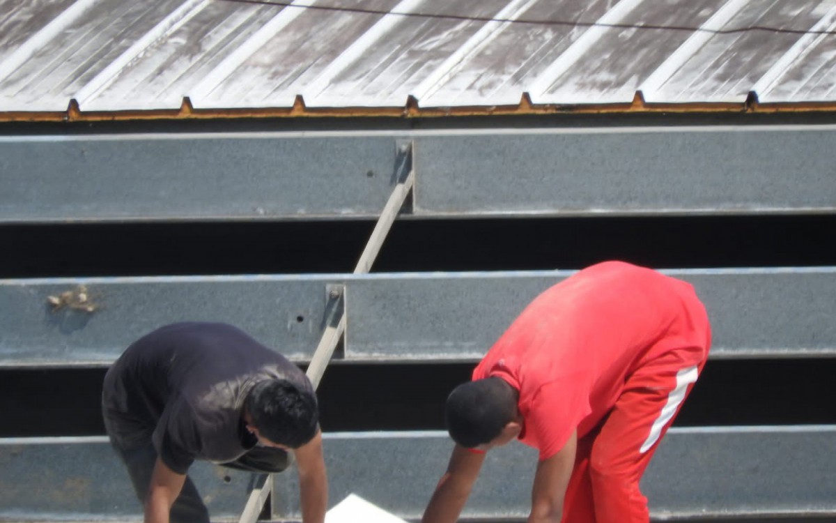 Trio que furtava telhas de escola é preso em flagrante por guardas municipais, no Itanhangá - Divulgação / Guarda Municipal do Rio