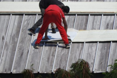 Trio que furtava telhas de escola é preso em flagrante por guardas municipais