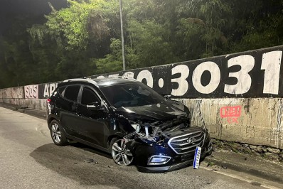 Homem é preso por porte ilegal de arma após provocar acidente e agredir policial da Lei Seca 