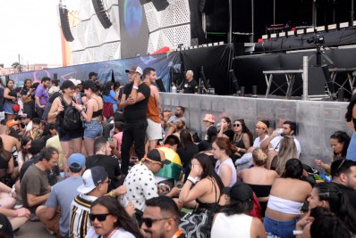 Fralda e comida: Fãs aderem a 'kit sobrevivência' para disputar grade no sexto dia de Rock in Rio